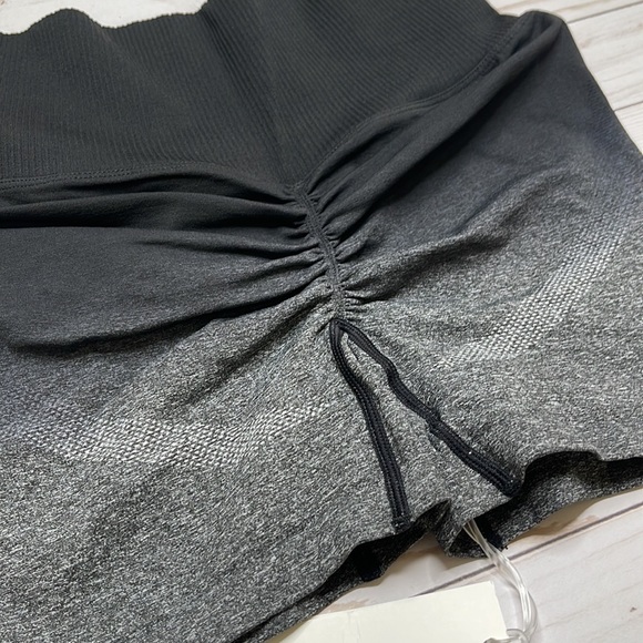 Doyoueven Ombré Scrunch Seamless Shorts - Black - Picture 6 of 11